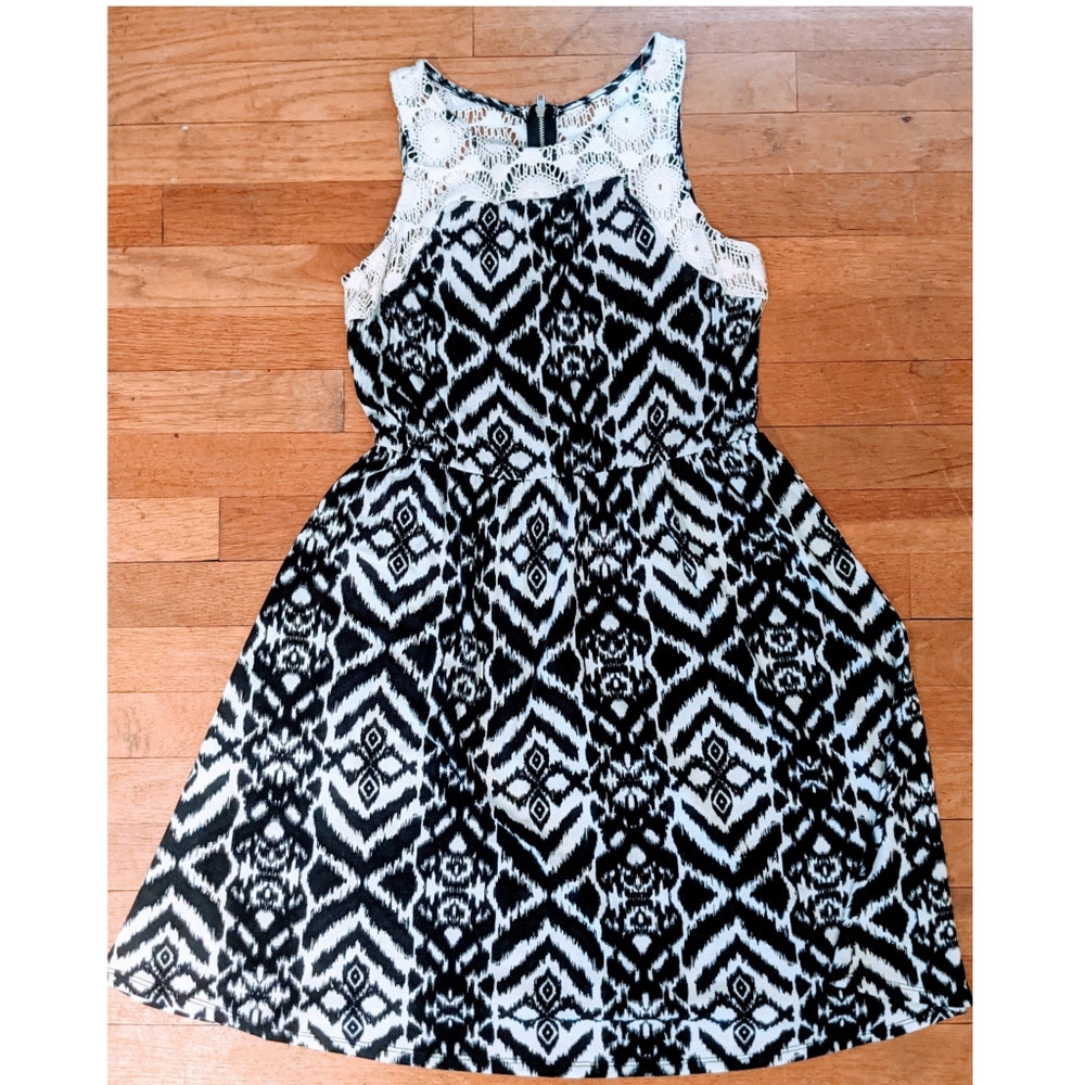 Xhilaration Sleeveless Lace Detail Dress